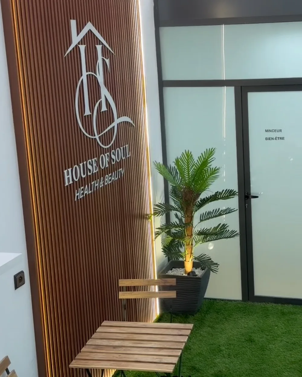 L'entrée de House of Soul, le logo gravé sur le mur en bois