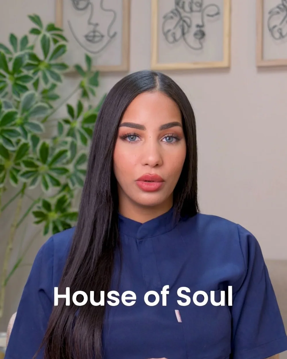 La praticienne de House of Soul en blouse, au centre